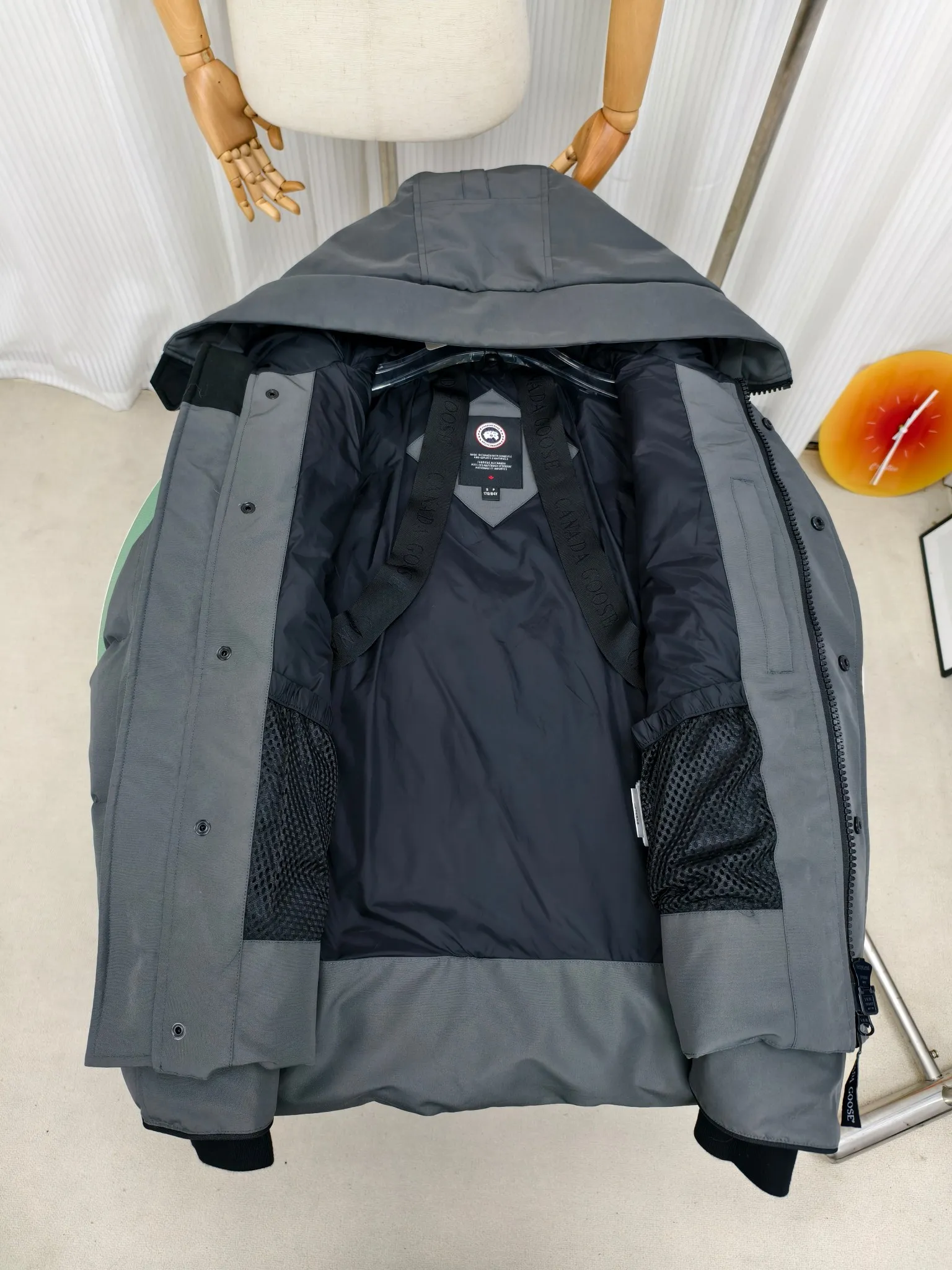P700————2080M/New 17 models (higher version) Canada goose MacMillan parka. The MacMillan Parka features an innovative design with a streamlined hood detail, added shoulder straps and two additional interior pockets. This hip-length parka offers warmth and style with its quilted design and curved hem. Filled with extremely fluffy white duck down. The MacMillan Parka provides essential protection in all weathers. The adjustable down-connected hood improves warmth and protects against harsh weather. Rib knit cuffs tucked into the interior. The hood is equipped with a detachable zipper guard, and the hood trim can be replaced to create a personalized style and provide more protection (this jacket can be matched with wolf fur collar accessories, choose by yourself) ❤️The only version in the market Color: black red label black black label gray red label gray black label off-white red label navy red label Size: XS-2XL